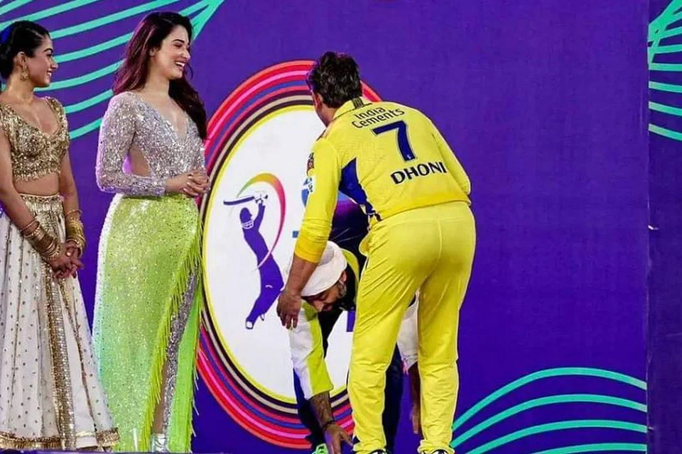 டோனியின் கால்களைத் தொட்டு மரியாதை செலுத்தும் அரிஜித் சிங். படம்: டுவிட்டர்