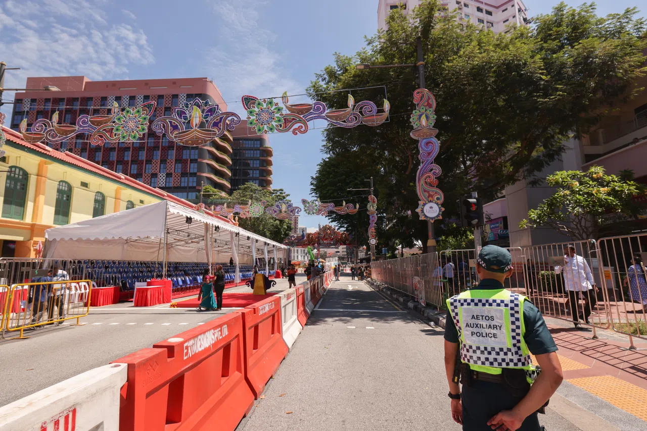 தீபாவளி ஒளியூட்டு விழாவை முன்னித்து சிராங்கூன் சாலை முழுவதும் மூடப்பட்டது.