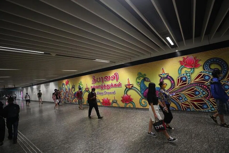 அலங்­கா­ரங்­க­ளைப் பாராட்­டிய போக்­கு­வ­ரத்து அமைச்­சர் ஓங் யி காங், பல இன சிங்­கப்­பூர் சூழ­லில் ஒரு­வர் மற்­றொ­ரு­வ­ரின் பாரம்­ப­ரி­யம், கலா­சா­ரம், விழாக்­கள் குறித்து அதி­கம் அறிந்­தி­ராத பட்­சத்­தில் அவற்­றைப் பற்றி தெரிந்­து­கொள்ள முன்­வர வேண்டும் என்று அறிவுறுத்தினார். படங்கள்: திமத்தி டேவிட்