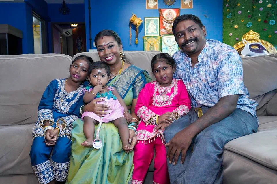 (இடமிருந்து) தாரா தேவி சிவாஜி, 9, கனகேஷ்வரி முத்துக்குமரன், 34, கிரியா தேவி சிவாஜி (குழந்தை), ருத்ரா தேவி சிவாஜி, 5, முத்துக்குமரன் சிவாஜி, 38, ஆகியோர் புத்தாண்டைப் புன்னகையுடன் வரவேற்கின்றனர்.