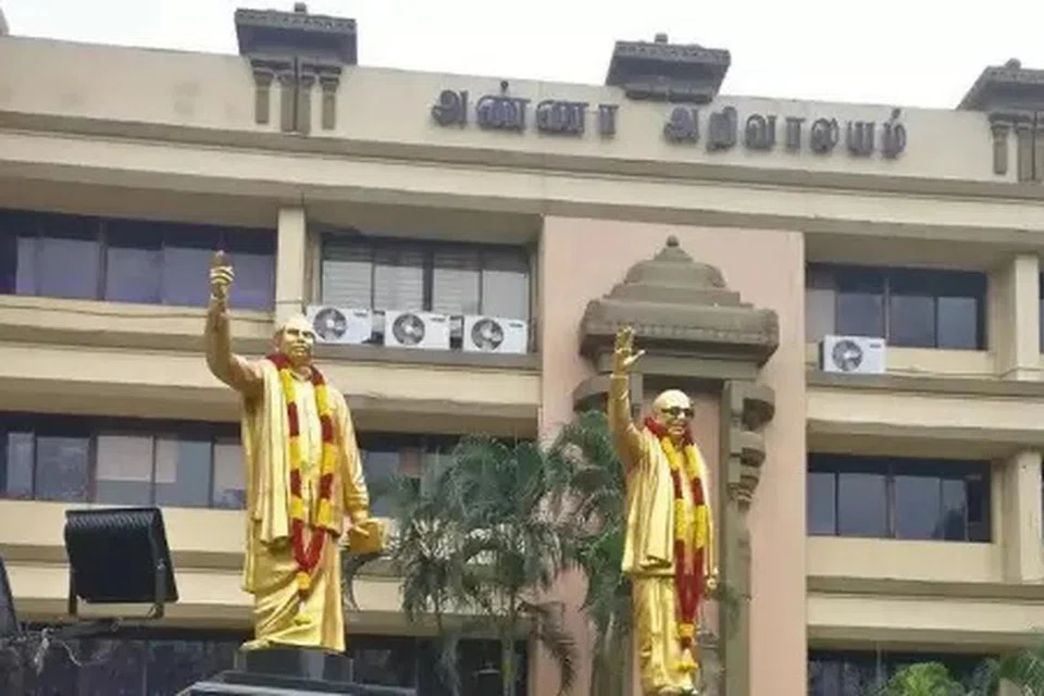 தி.மு.க. பொதுக்குழுவில் ஏறக்குறைய 3,500 பேருக்கும் மேல் உறுப்பினர்கள் உள்ளனர்.