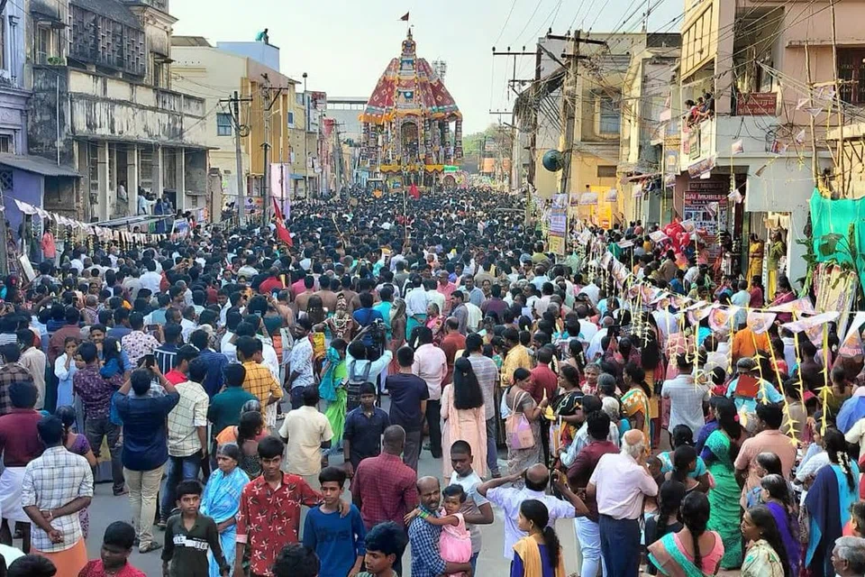 தஞ்சாவூர் மேல வீதியில் சென்ற பெரியகோயில் சித்திரைத் தேர்.
