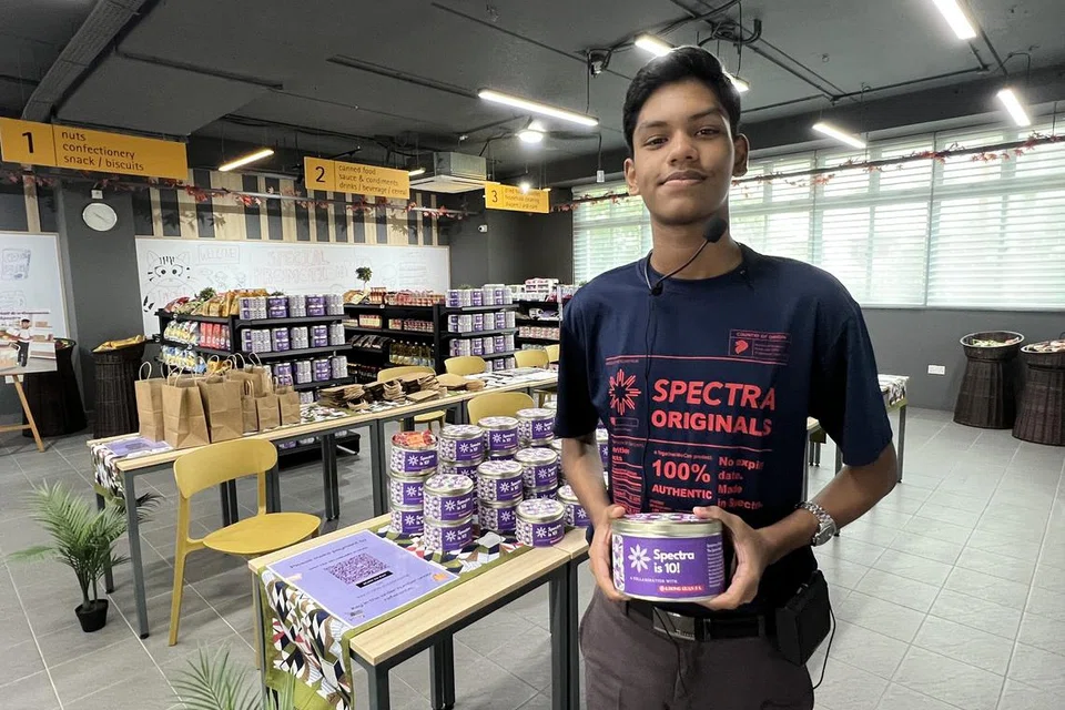 பள்ளியின் முக்கிய நிகழ்ச்சிகளில் ‘என்டியூசி ஃபேர்பிரைஸ் ஃபைனஸ்ட்’ சில்லறை விற்பனையறைக்குச் சிறப்பு விருந்தினர்களை வரவேற்பார் தஷ்வின். இந்த அறை, மாணவர்களின் விற்பனைத் திறனை மேம்படுத்த தத்ரூபச் சூழலை வழங்குகிறது.