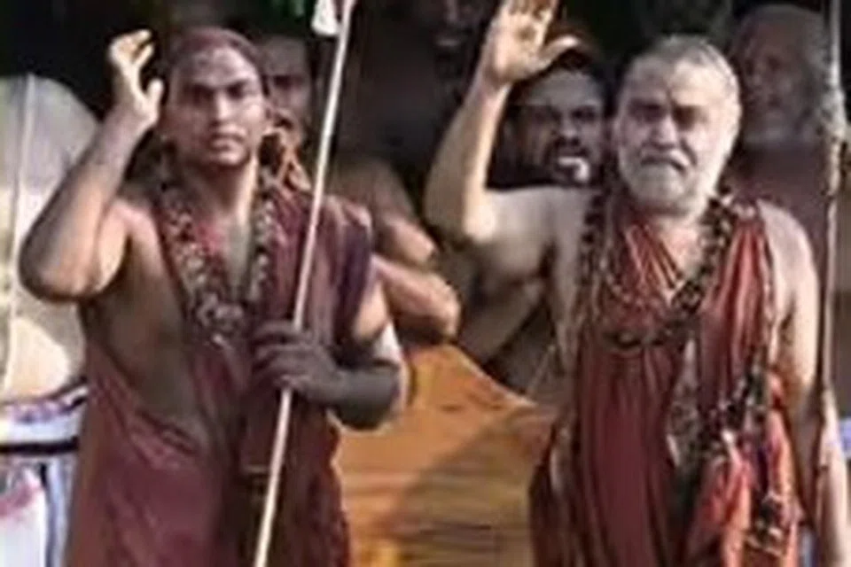 காஞ்சி சங்கர மடத்தின் இளைய மடாதிபதியானார் ஸ்ரீசத்ய சந்திரசேகரேந்திர சரஸ்வதி சுவாமிகள் (இடம்).