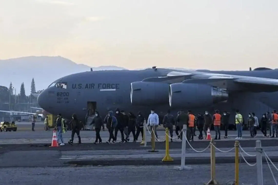 அமெரிக்காவிலிருந்து வெளியேறும் கட்டாயத்தில் ஒரு லட்சம் இந்தியர்கள்