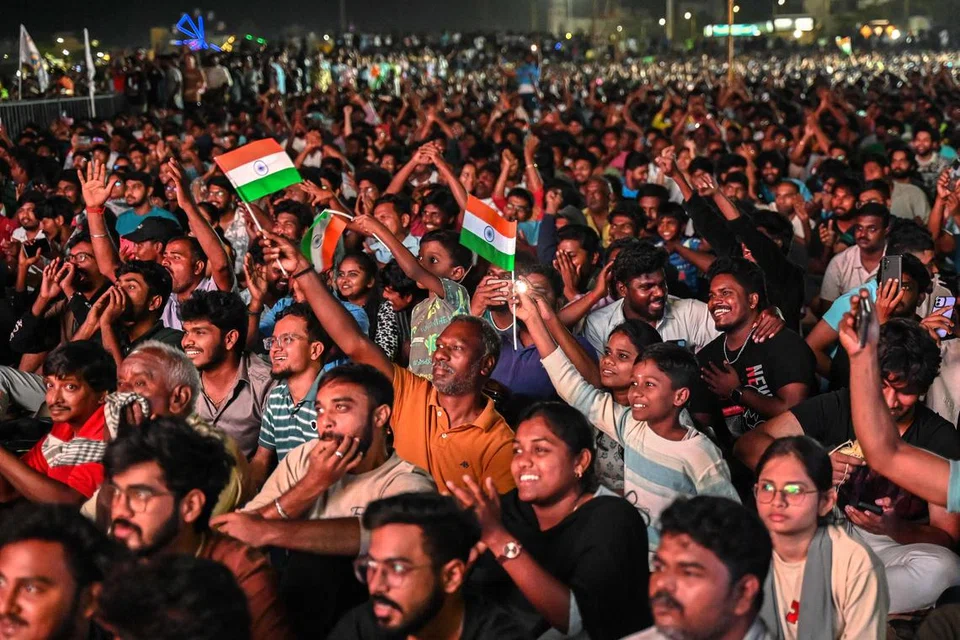 சென்னை எலியட்ஸ் கடற்கரையில் நேரலையாக ஒளிபரப்பப்பட்ட இறுதிப் போட்டியைக் கண்டுகளித்த இந்திய ரசிகர்கள்.