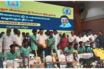 கும்பகோணத்தில், கலைஞர் விளையாட்டுச் சாதனங்கள் வழங்கும் நிகழ்ச்சியில் கலந்துகொண்ட  இளைஞர் நலன், விளையாட்டு, சிறப்புத் திட்டச் செயலாக்க அமைச்சர் உதயநிதி ஸ்டாலின் விளையாட்டு வீரர்களுக்குக் விளையாட்டுச் சாதனங்களை வழங்கினார்.