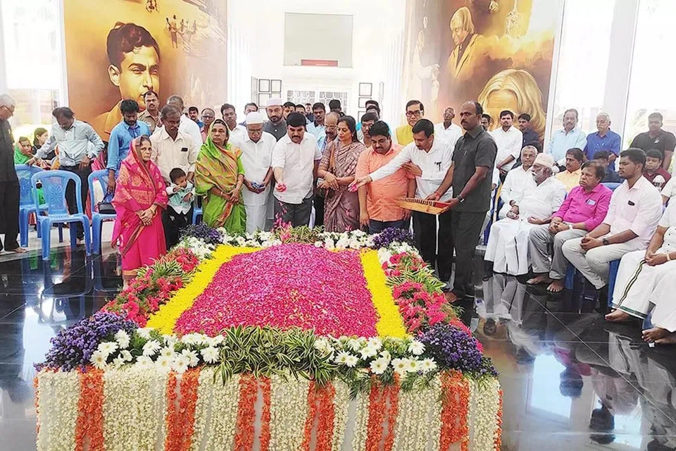 அஞ்சலி செலுத்தும் கலாம் குடும்பத்தினர்.