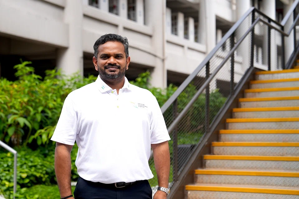 மண்டாய் தகனச்சாலை, அஸ்திமாடத்தில் பணிபுரிந்து வரும் தமிழ்ச்செல்வன். 