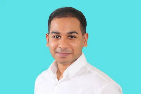 குடியேறிகளுக்கென பயனுள்ள தகவல்களைத் தன் சமூக ஊடகங்களில் தேவ்நவின் மாதேஸ்வரன், 24, பகிர்ந்து வருகிறார்.