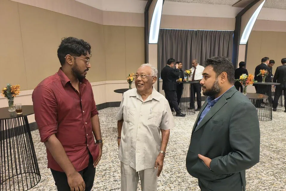 நீதித்துறைக்குத் தொண்டாற்றியதற்காகக் கெளரவிக்கப்படும் பழம்பெரும் சமூகத் தலைவர் இராம கருணாநிதி, சக தொண்டூழியர்களும் இளம் வழக்கறிஞர்களுமான ஆனந்த் ஜார்ஜ் (இடது), கண்ணன் நடராஜன் ஆகியோருடன் உரையாடுகிறார்.