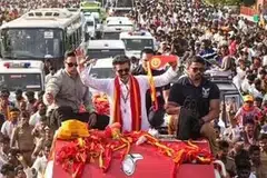சேலம் ஆறுவழிச்சாலை வழியாக திருப்பூருக்குச் சென்ற விஜய்யை வரவேற்க வழிநெடுகிலும் ஏராளமானோர் காத்திருந்தனர்.
