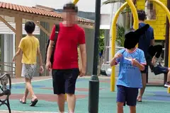 டோ யி வட்டாரத்திலுள்ள ஒரு விளையாட்டுத் திடலில் ஆடவர் ஒருவர் இங்குமங்கும் திரிவதைக் காட்டும் படம் ஒன்று வாட்ஸ்அப் தளத்தில் பகிரப்பட்டு வருகிறது.