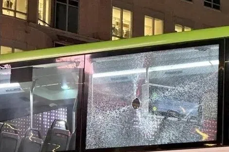 பொதுப்பேருந்து மீது போத்தலை வீசியவருக்கு ஏழு மாதங்களுக்கு மேல் சிறைத்தண்டனை