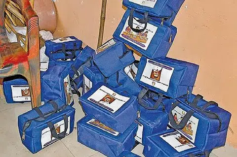 தூய்மைப் பணியாளர்களுக்கு வழங்கப்பட்ட உணவுப் பைகள்.