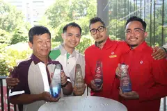  (இடமிருந்து) விருது வென்ற லீ சீ சோங், நதெனியேல் சா,  முகம்மது அஸ்ரஃப் முகம்மது, நோர் எல்லி புத்ரா அப்துல்லா.