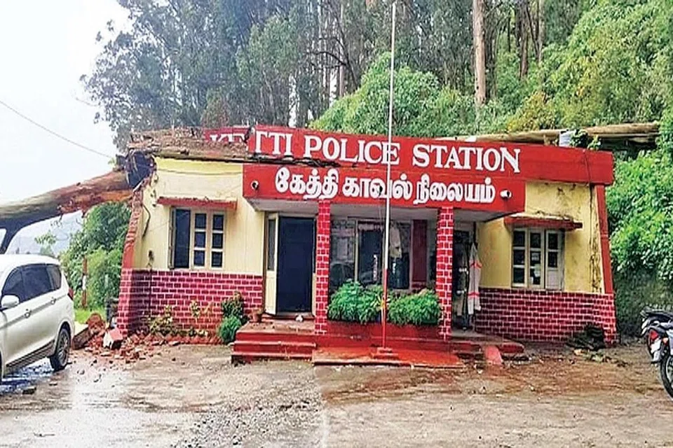 நீலகிரி மாவட்டத்தில் மரம் விழுந்து காவல் நிலையத்துக்கு சேதம்.