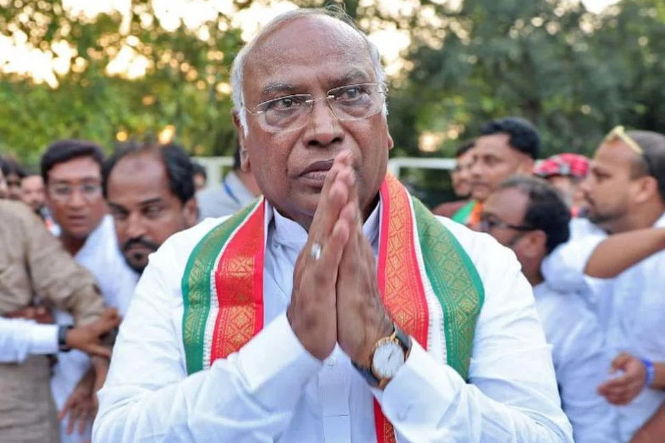 காங்கிரஸ் கட்சித் தலைவர் மல்லிகார்ஜுன கார்கே ‘ இண்டியா’ கூட்டணி தலைவர்களுக்கு கடிதம் மூலமாகத் தகவல் தெரிவித்துள்ளார்.