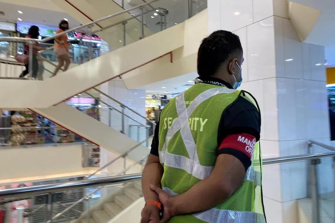 7,600க்கும் மேற்பட்ட பாதுகாவல் அதிகாரிகளுக்குச் சம்பள உயர்வு