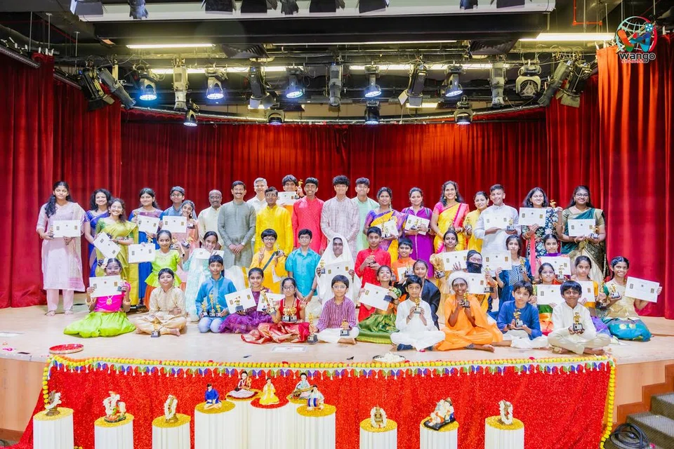 விருதுபெற்ற மாணவர்களுடன் விழாவில் பங்கேற்ற பேராளர்கள். 