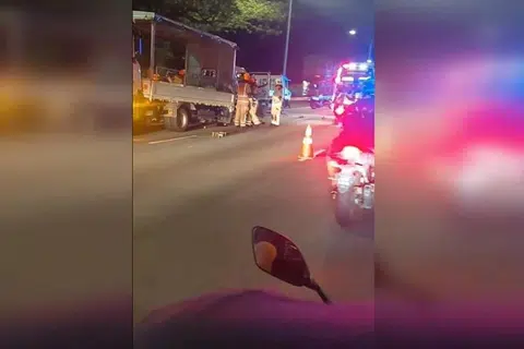 இழுவை வாகனமும் மூன்று லாரிகளும் விபத்தில் சம்பந்தப்பட்டன.