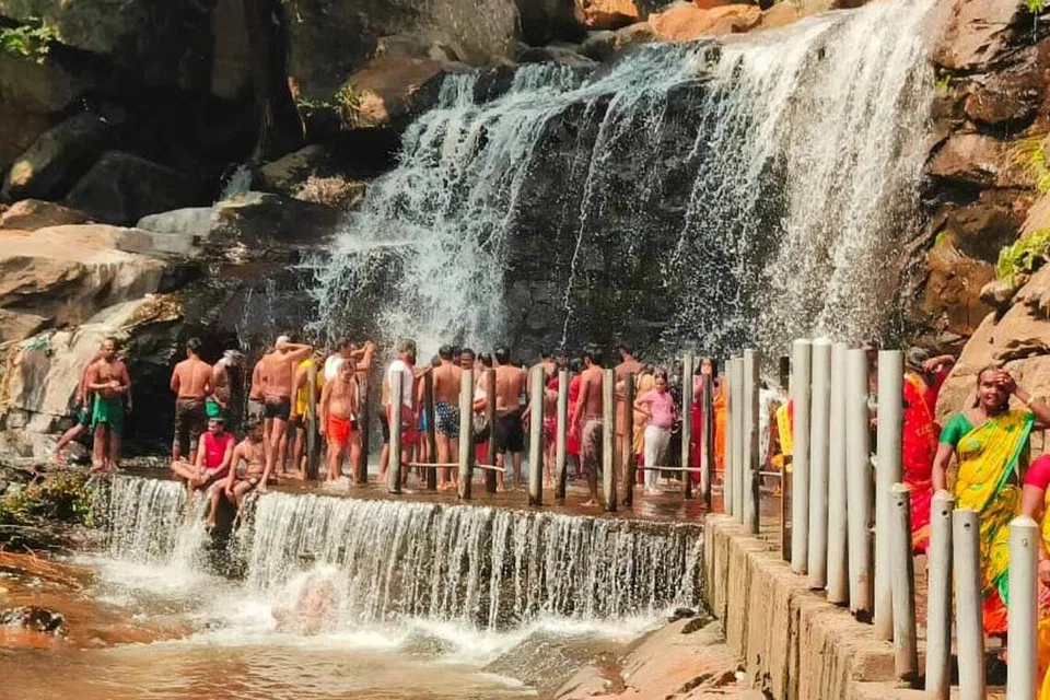 உடுமலை பஞ்சலிங்க அருவி.