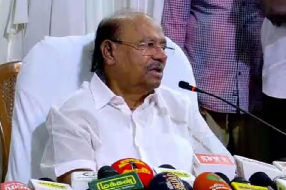 பாமக நிறுவனர் ராமதாஸ் (படம்) தம்மை வேவு பார்த்ததாக மகனைச் சாடுகிறார்.