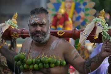 2025 பிப்ரவரியில் நடைபெற்ற தைப்பூச ஊர்வலத்தில் பக்தர் ஒருவர் காவடியேந்திச் செல்கிறார்.