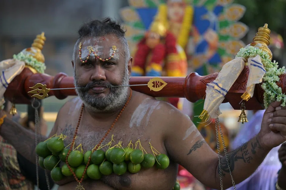 2025 பிப்ரவரியில் நடைபெற்ற தைப்பூச ஊர்வலத்தில் பக்தர் ஒருவர் காவடியேந்திச் செல்கிறார்.