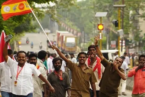 சட்டமன்றத் தேர்தலில் தனித்துக் களம் கண்ட தவெக, உள்ளாட்சித் தேர்தலில் கூட்டணியாகப் போட்டியிட உள்ளது.