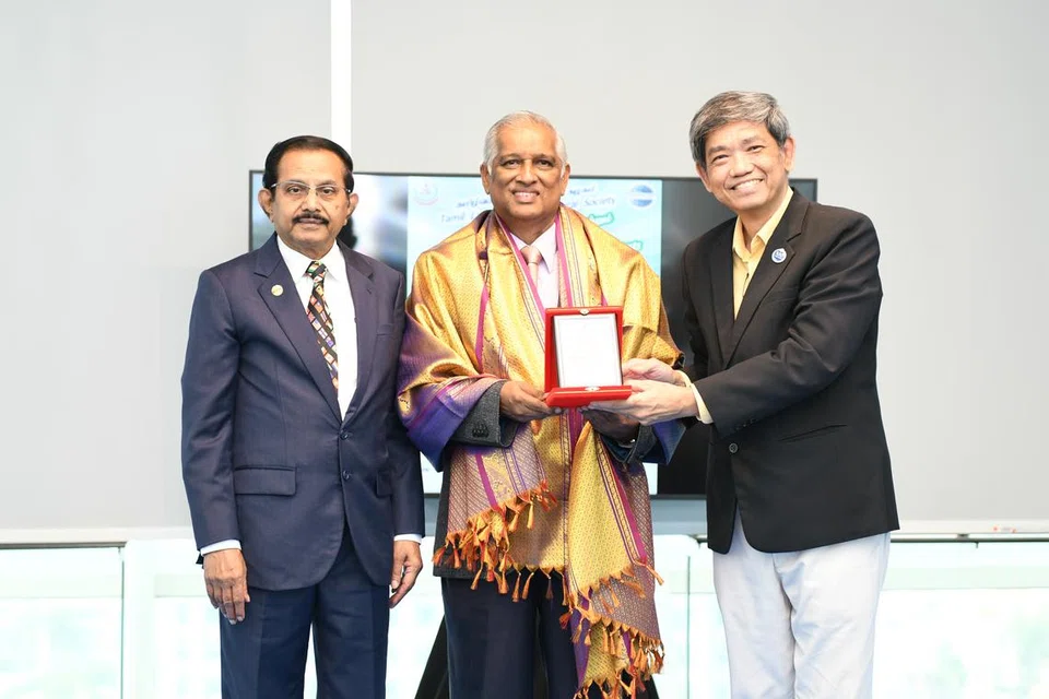 சிறப்பு விருந்தினரான வளர்தமிழ் இயக்கத்தின் தலைவர் நசீர் கனிக்கு நினைவுப்பரிசு வழங்கினார் ‘T’ வட்டாரப் பேச்சாளர் மன்றத்தின் ஆலோசகர் இயோ சாய் டுன். உடன் தமிழ்ப் பேச்சாளர் மன்றங்களுக்கு ஆலோசகராக இருக்கும் திரு ஹரிகிருஷ்ணன் முத்துசாமி (இடது).