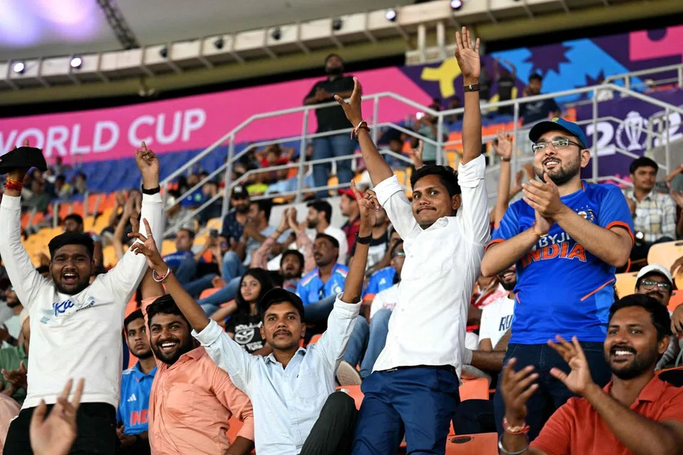 இங்கிலாந்து-நியூசிலாந்து அணிகளுக்கு எதிரான ஆட்டத்தை நேரில் கண்டுகளித்த பார்வையாளர்கள்.