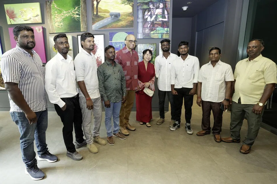 அதிபர் தர்மன் சண்முகரத்னம், அவரின் துணைவியார் ஜேன் இத்தோகியுடன் வெளிநாட்டு ஊழியர்கள் (இடமிருந்து) சரவணக்குமார், கணேசன் வீரசேகர், பூமாலை சரவணன், பிச்சை சுப்பையா, போஸ் அஜித்குமார், அன்பழகன் வேல்முருகன், ஆறுமுகம் சந்திரசேகரன், சாத்தபிள்ளை ராஜேந்திரன்.
