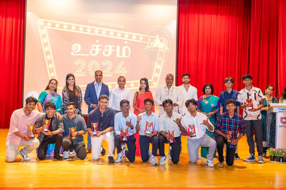 உச்சம் 2024 போட்டிகளில் வெற்றிபெற்றவர்களுடன் நடுவர்கள்.