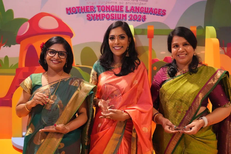 பாலர் பள்ளித் தாய்மொழிக் கல்வியாசிரியர் விருதுகளை வென்ற ஆசிரியைகள் (இடமிருந்து) இராமச்சந்திரன் ஆனந்தி, சுதா கந்தசாமி, சியாமளா கணேசன்.