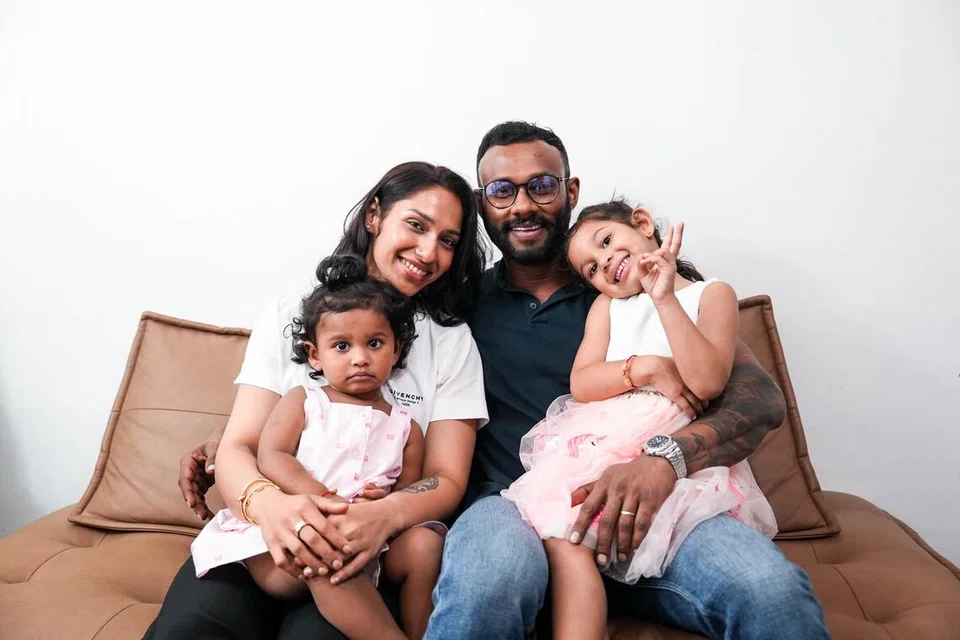 தங்கள் மகள்கள் நான்கு வயது சோஃபியா, இரண்டு வயது சாராவுடன் சக்திவேல், 37 - ஷகிலா, 31, இணையர்.