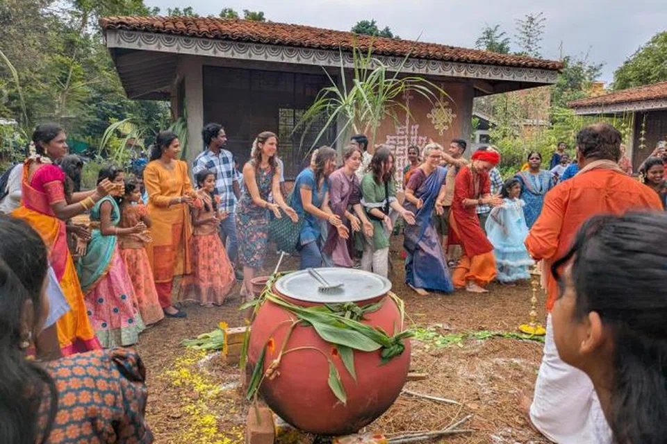 வெளிநாட்டினரும் வேட்டி, சேலை அணிந்து பொங்கல் கொண்டாட்டத்தில் ஈடுபட்டனர்.