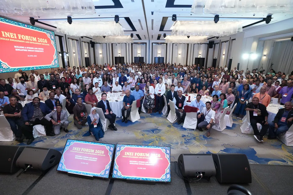 நிகழ்ச்சியில் பங்கேற்ற அனைவருடனும் புகைப்படம் எடுத்துக்கொண்ட சிறப்பு விருந்தினர்கள். 