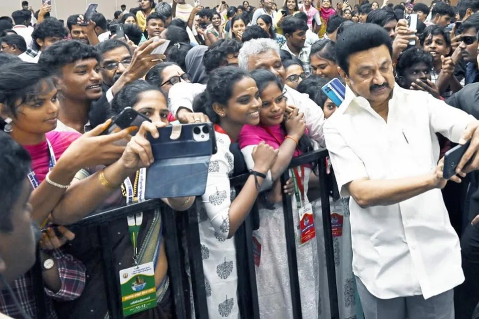 ‘வெளிநாடுவாழ் தமிழர் நலவாரியம்’ பல்வேறு நலத் திட்டங்களைச் செயல்படுத்த உருவாக்கப்பட்டுள்ளது.