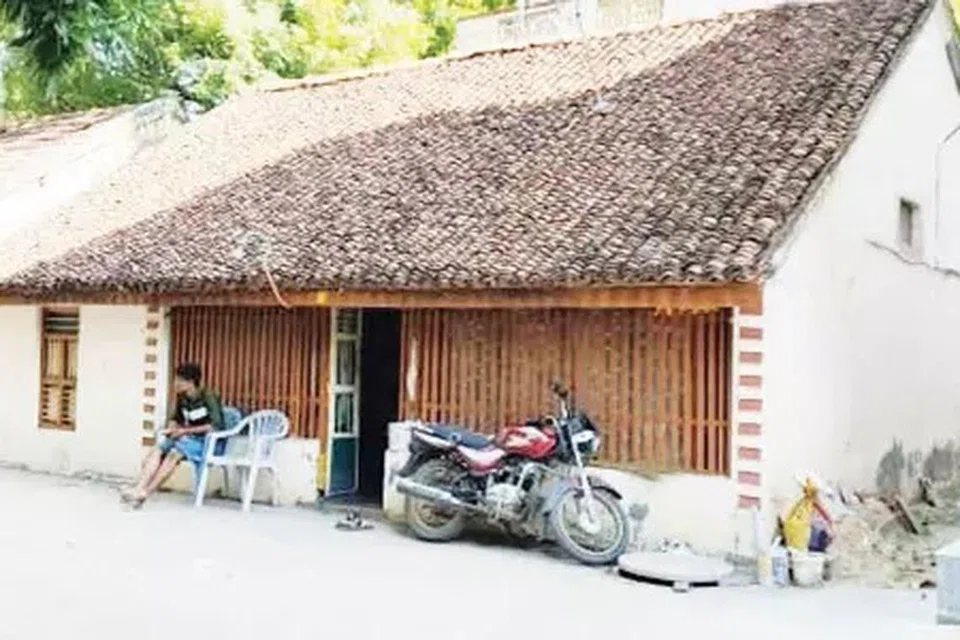 நகை, பணத்தை கொள்ளையடித்து சென்ற மர்ம நபர்களை காவல்துறையினர் தேடி வருகிறார்கள்.