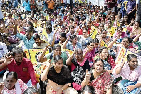 ‘சம வேலைக்கு சம ஊதியம்’ என்ற கோரிக்கையை வலியுறுத்தி, சென்னையில் தொடர்ந்து மூன்றாவது நாளாகப் போராட்டத்தில் ஈடுபட்ட இடைநிலை ஆசிரியர்கள்.