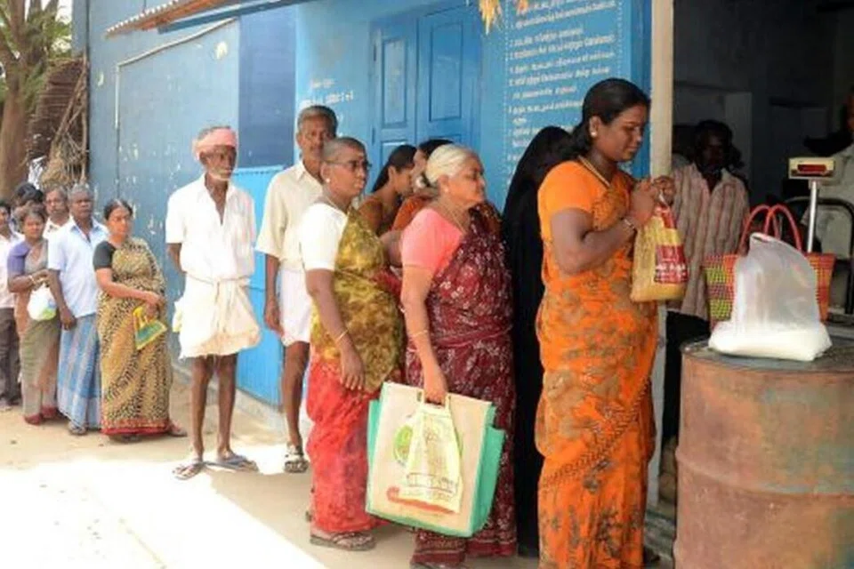 ‘ரேஷன்’ கடை ஊழியர்கள் ஊதிய மாற்றம் வேண்டும் என்று கூறி வருகின்றனர்.