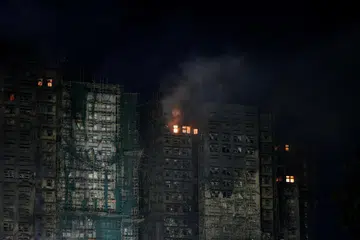 ஹாங்காங்கின் வாங் ஃபுக் கோர்ட் வீடமைப்புக் கட்டடத்தில் கொழுந்துவிட்டு எரிந்த தீ.