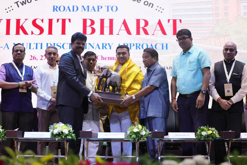 கோவா முதல்வர் பிரமோத் சாவந்திற்கு நினைவுப்பரிசு வழங்கப்பட்டது.