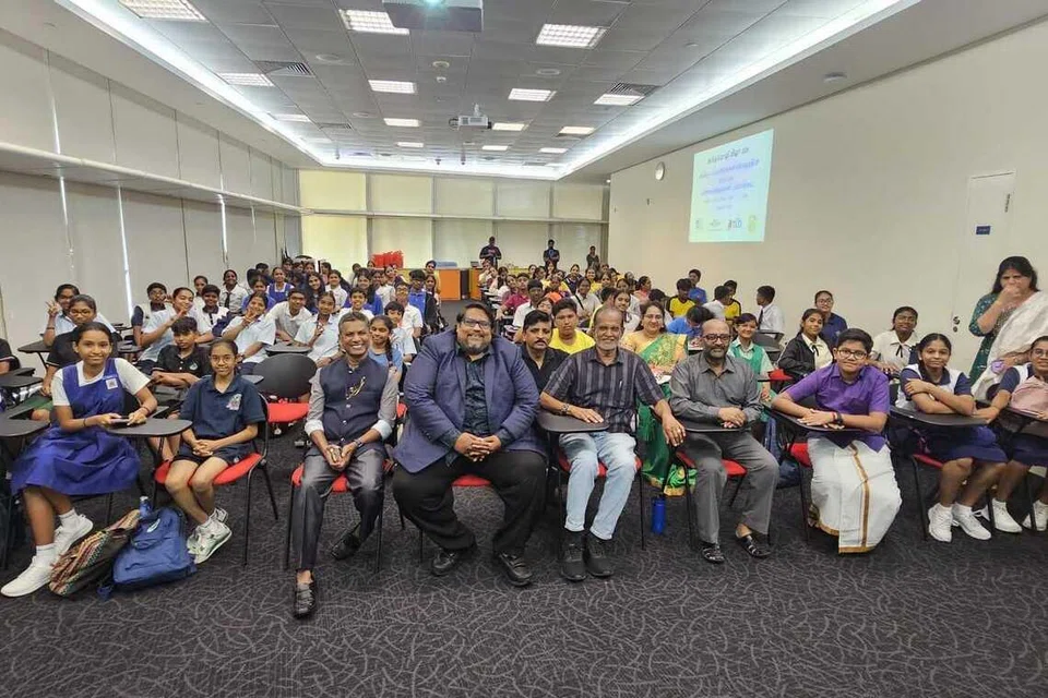 பங்கேற்ற மாணவர்களுடன் பயிலரங்கை வழிநடத்திய வடிவழகன், முகம்மது சரீஃப், ஏற்பாட்டுக் குழுவினர் . 