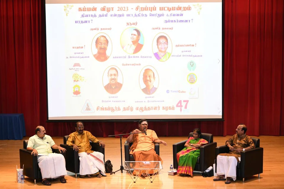 (வலமிருந்து) பட்டிமன்றப் பேச்சாளர்கள் முனைவர் இரத்தின வேங்கடேசன், முனைவர் ந. செல்லக்கிருஷ்ணன், நடுவர் கம்பவாரிதி இலங்கை ஜெயராஜ், முனைவர் சரோஜினி
செல்லக்கிருஷ்ணன், முனைவர் மன்னை க. இராஜகோபாலன். 
