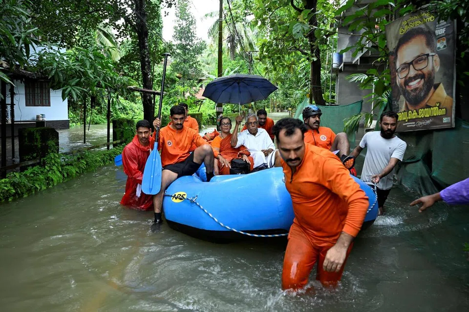 கனமழை பெய்துவரும் கேரள மாநிலத்தில் வெள்ளம் சூழந்த பகுதிகளிலிருந்து படகுமூலம் மக்கள் மீட்கப்பட்டு வருகின்றனர்.