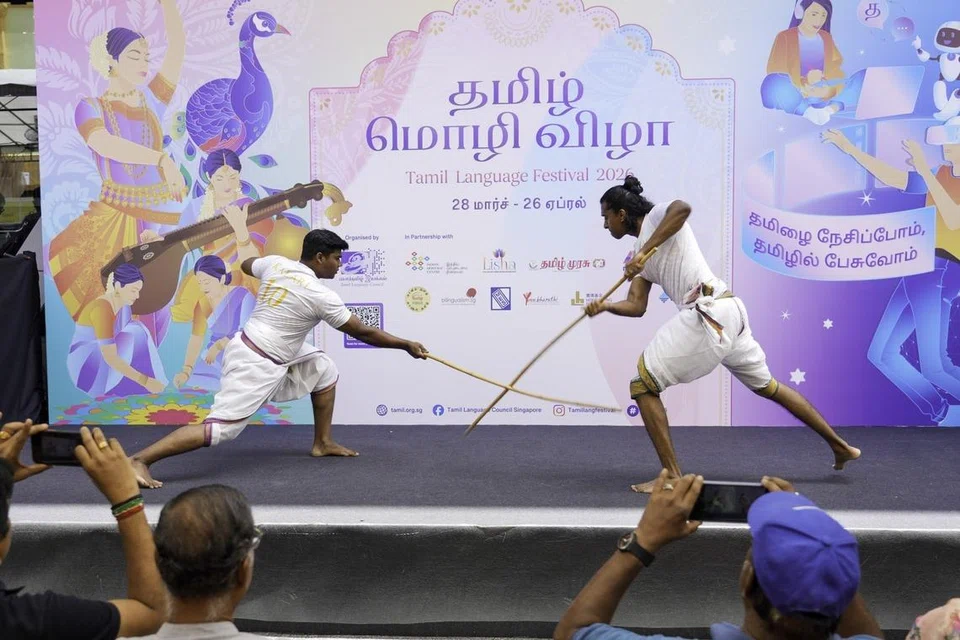 களரி அகாடமி வழங்கிய சிலம்பாட்ட நிகழ்ச்சி, முன்னோட்ட நிகழ்ச்சிக்கு வந்தோரைக் கவர்ந்தது.