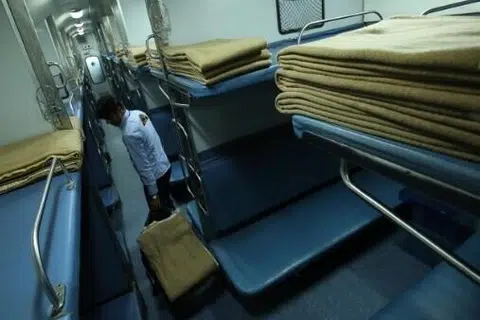 தினமும் எட்டு லட்சம் பேர் குளுகுளு ரயில் பெட்டிகளில் பயணம் செய்யும் நிலையில், ஆயிரத்தில் ஒருவர் திருட்டில் ஈடுபடுவதாகத் தரவுகள் தெரிவிக்கின்றன.