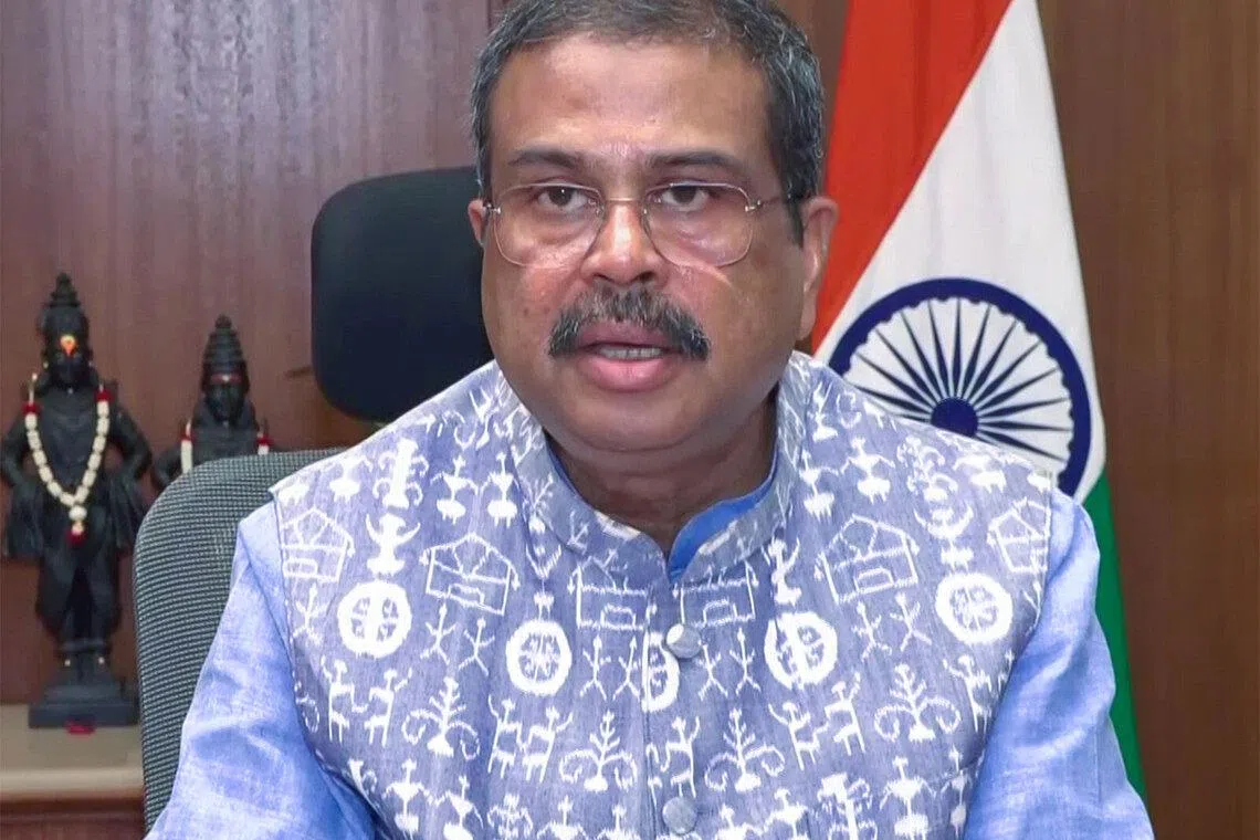 கல்வி அமைச்சர் பதவியிலிருந்து விலகினார் தர்மேந்திர பிரதான்